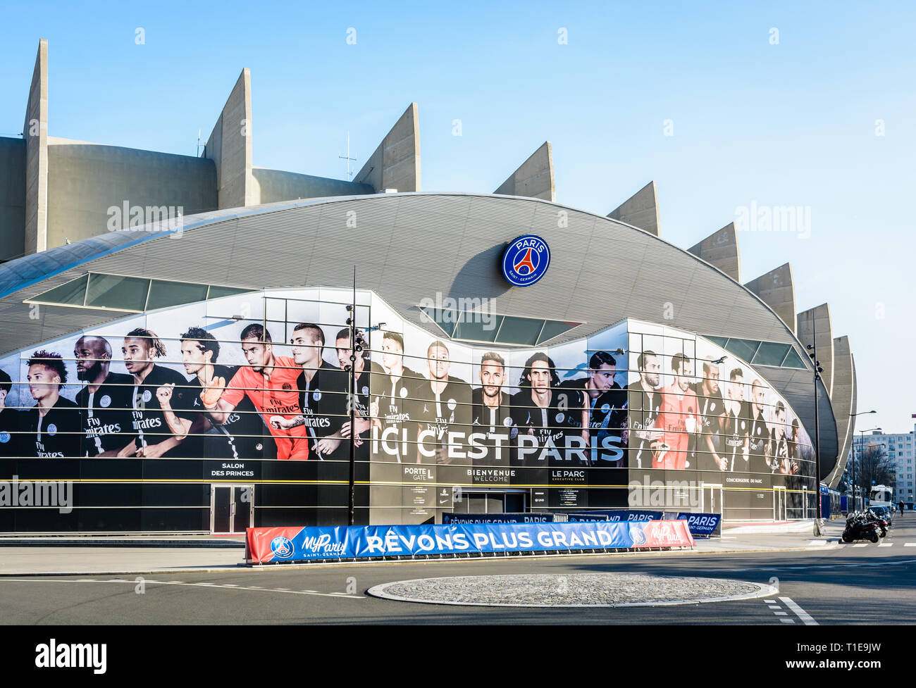 Ingresso principale del Parc des Princes Stadium di Parigi, Francia, coperto con un affresco dei giocatori del Paris Saint Germain football club team. Foto Stock