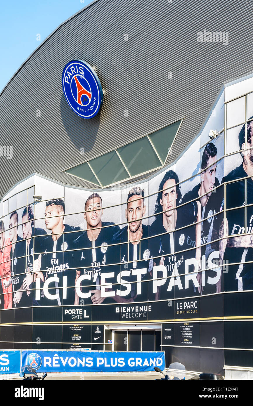Ingresso principale del Parc des Princes Stadium di Parigi, Francia, coperto con un affresco dei giocatori del Paris Saint Germain football club team. Foto Stock