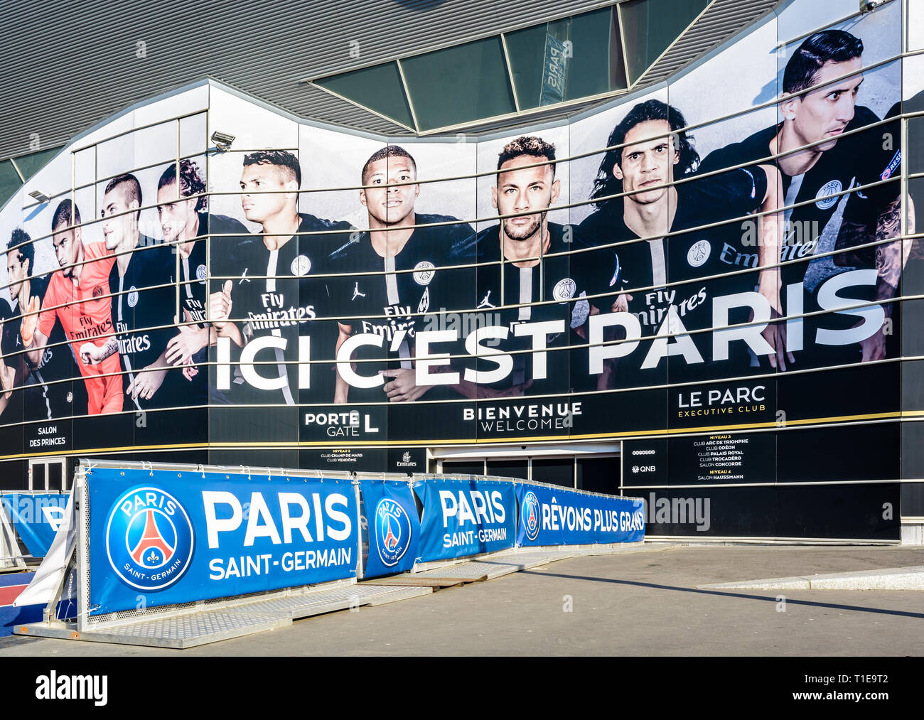 Ingresso principale del Parc des Princes Stadium di Parigi, Francia, coperto con un affresco dei giocatori del Paris Saint Germain football club team. Foto Stock