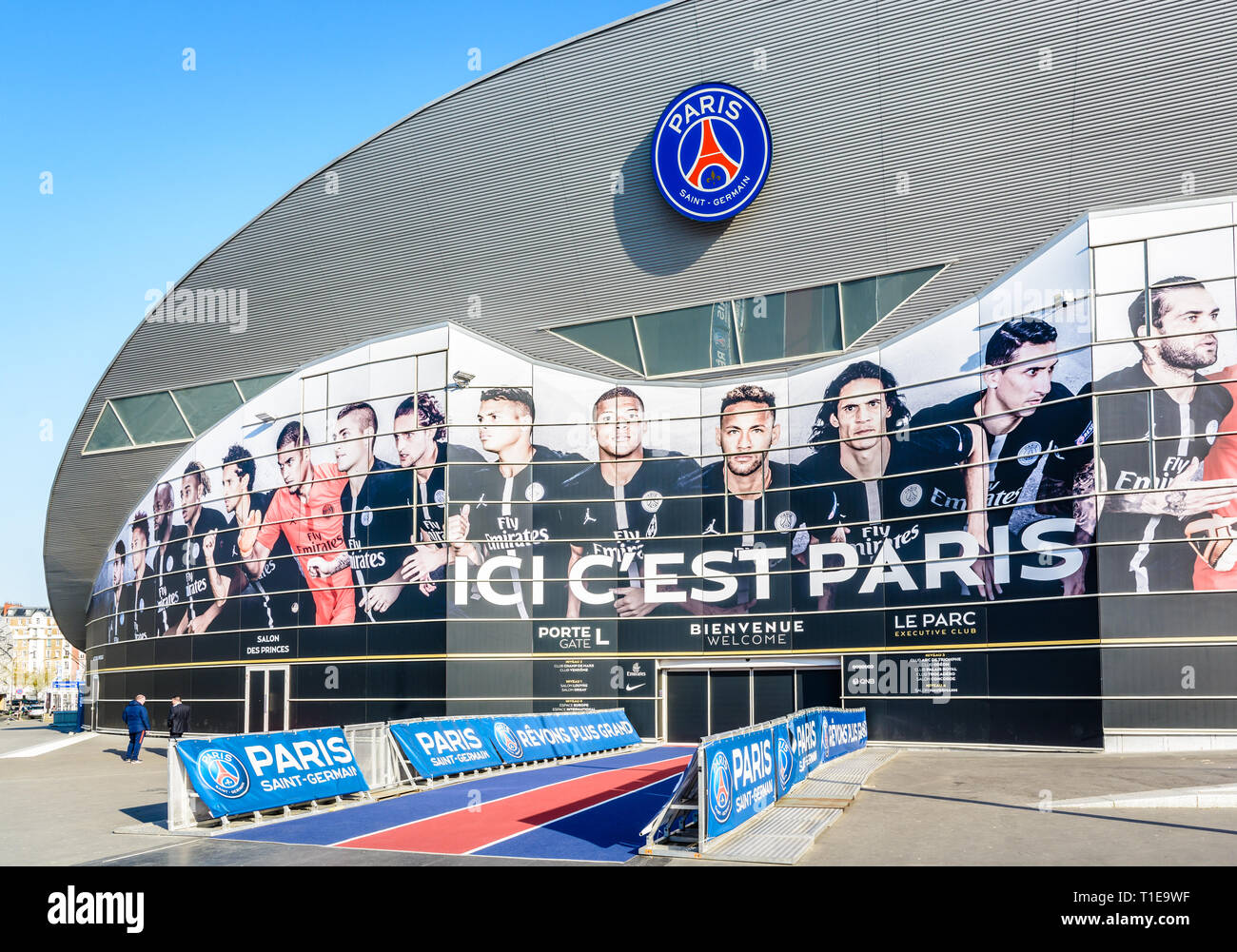 Ingresso principale del Parc des Princes Stadium di Parigi, Francia, coperto con un affresco dei giocatori del Paris Saint Germain football club team. Foto Stock