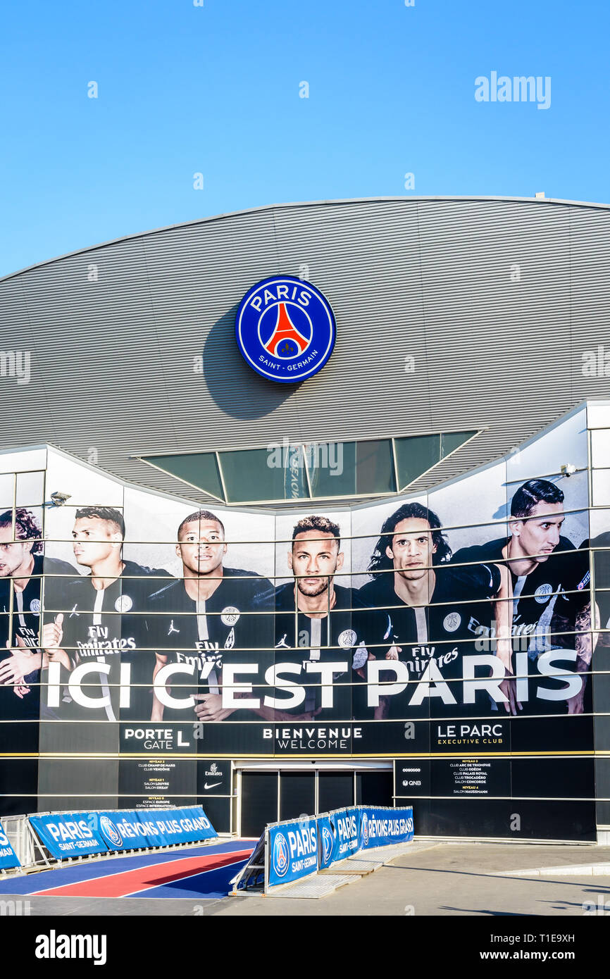 Ingresso principale del Parc des Princes Stadium di Parigi, Francia, coperto con un affresco dei giocatori del Paris Saint Germain football club team. Foto Stock