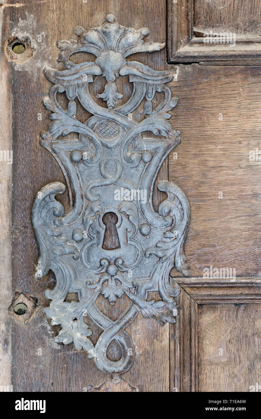 Dettaglio della falsa serratura decorativo sulla vecchia porta Foto Stock