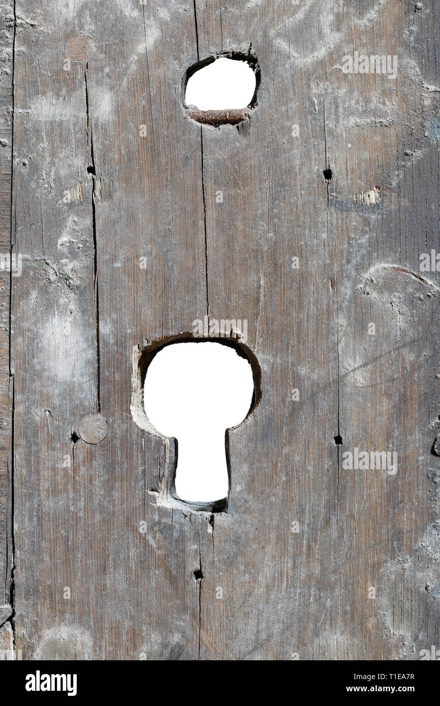 Dettaglio della toppa di chiave in vecchio porta danneggiata Foto Stock
