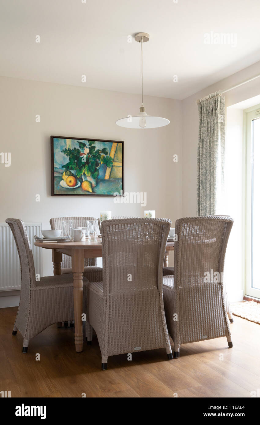 Tavolo da pranzo, insieme con le illustrazioni di frutta sulla parete Foto Stock