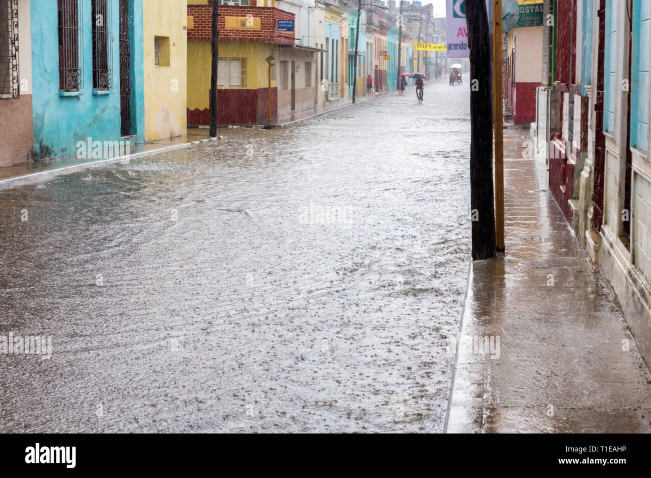 Santa Clara, Cuba - 29 Aprile 2018: una strada inondata dalle acque piovane Foto Stock