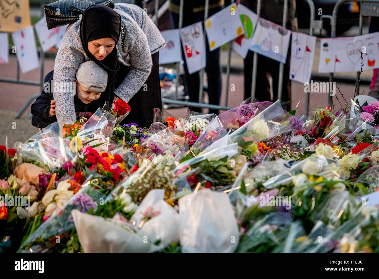 UTRECHT - Belangstellenden leggen bloemen op het 24 Oktoberplein, de dag na het schietincident. De schietpartij in een tram op het 24 Oktoberplein in Utrecht heeft aan drie mensen het leven gekost. Vijf mensen raakten gewond, drie van hen zijn er ernstig aan toe. ROBIN UTRECHT Foto Stock