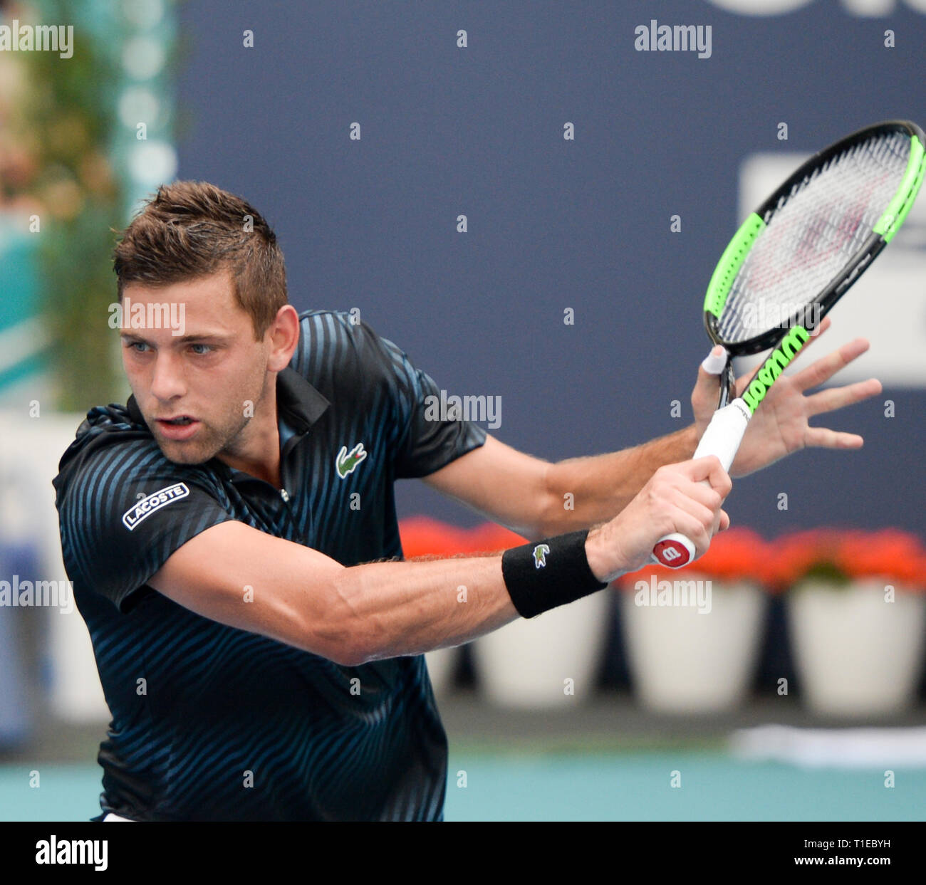 Miami, Florida, Stati Uniti d'America. 25 Mar, 2019. Roger Federer (SUI) sconfisse Filip Krajinovic (SRB) 7-5, 6-3, al Miami aprire suonata in Hard Rock Stadium di Miami, Florida. © Karla Kinne/Tennisclix 2010/CSM/Alamy Live News Foto Stock