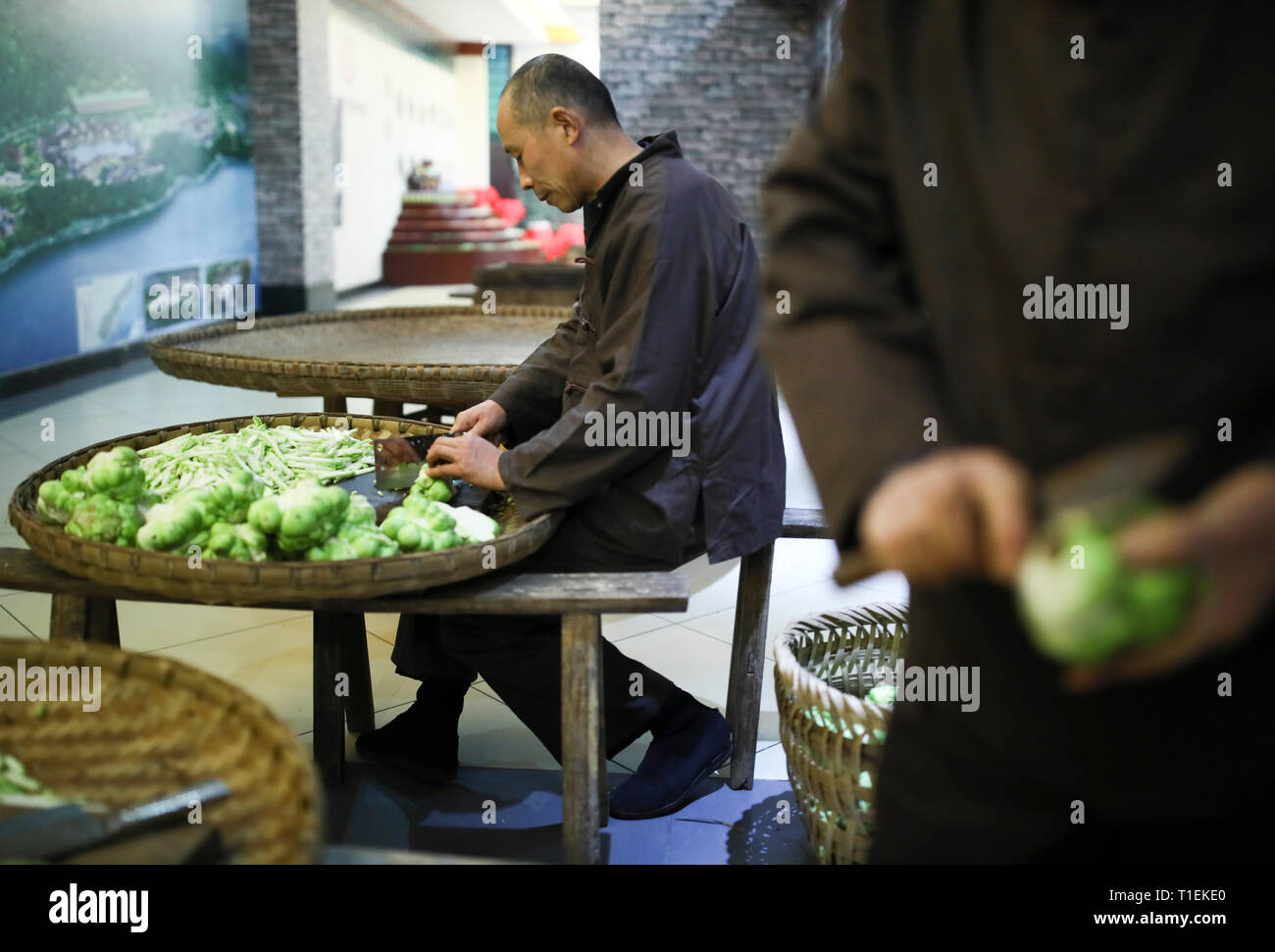 (190326) -- CHONGQING, Marzo 26, 2019 (Xinhua) -- Li Wenlin, un ereditiere del Fuling pickle tecnica, a livello nazionale patrimonio culturale immateriale, tagli stelo senape per produrre pickle a un workshop nel sud-ovest della Cina di Chongqing, 22 febbraio, 2019. La scala della Cina industria pickle sormontato 4,97 miliardi di yuan (circa 740 milioni di dollari USA ) nel 2017, con un composto del tasso di crescita del 7.3 per cento negli ultimi cinque anni. Secondo il governo distrettuale di Fuling a Chongqing, oltre 600.000 agricoltori locali sono coinvolti nella piantagione del gambo Senape -- il materiale grezzo per la salamoia. In Foto Stock