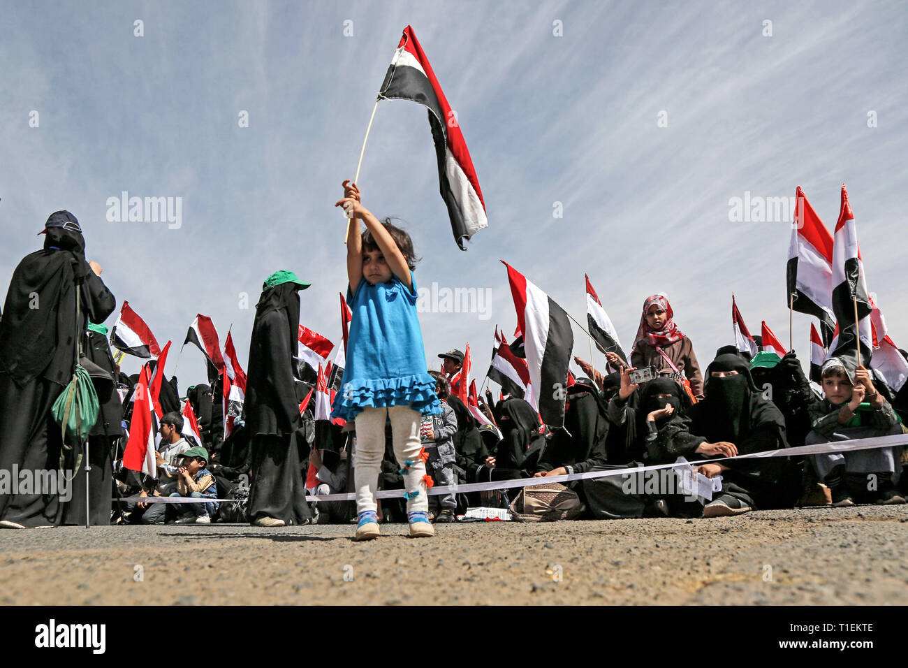 Sanaa, Yemen. 26 Mar, 2019. Una ragazza yemenita sventola la bandiera yemenita durante un rally organizzato dall'Iran-backed ribelli Houthi per commemorare il quarto anniversario della Saudi-led campagna militare in Yemen. Credito: Sami Abdulrhman/dpa/Alamy Live News Foto Stock