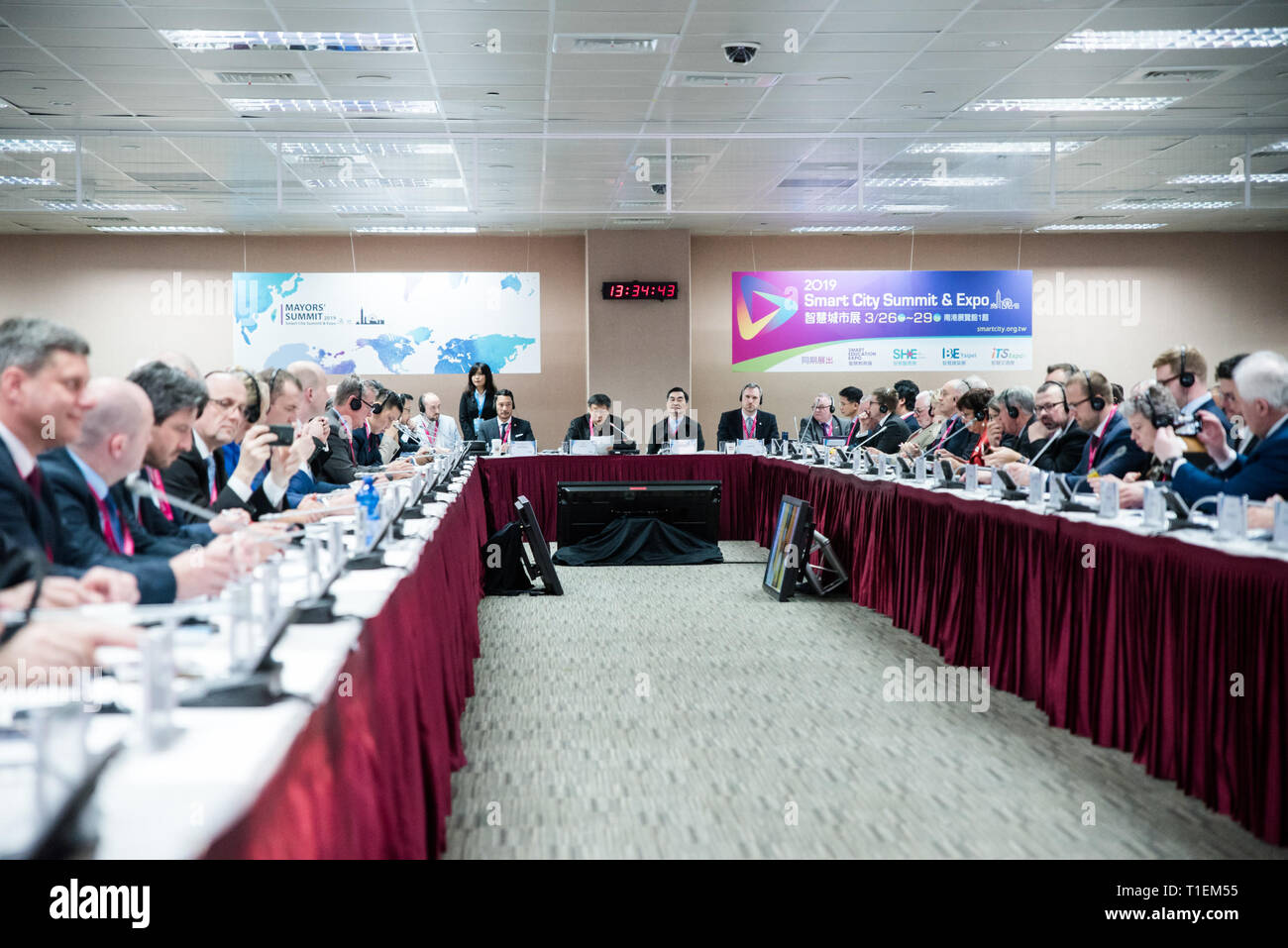 Taipei, Taiwan. 26 marzo, 2019. Come una delle principali attrazioni del 2019 Smart City Summit & Expo il martedì, i sindaci il vertice dei riuniti 128 sindaci e rappresentanti dei governi locali di 42 paesi di prendere parte al dibattito sulla governance della città e smart city applicazioni. Il 2019 Smart City Summit & Expo è aperto martedì (26 marzo) in Taipei, con più di 300 espositori e 1.200 cabine offrendo opportunità di business nel trasporto, la salute, l'architettura e l'istruzione. Credito: Gia To/Alamy Live News Foto Stock