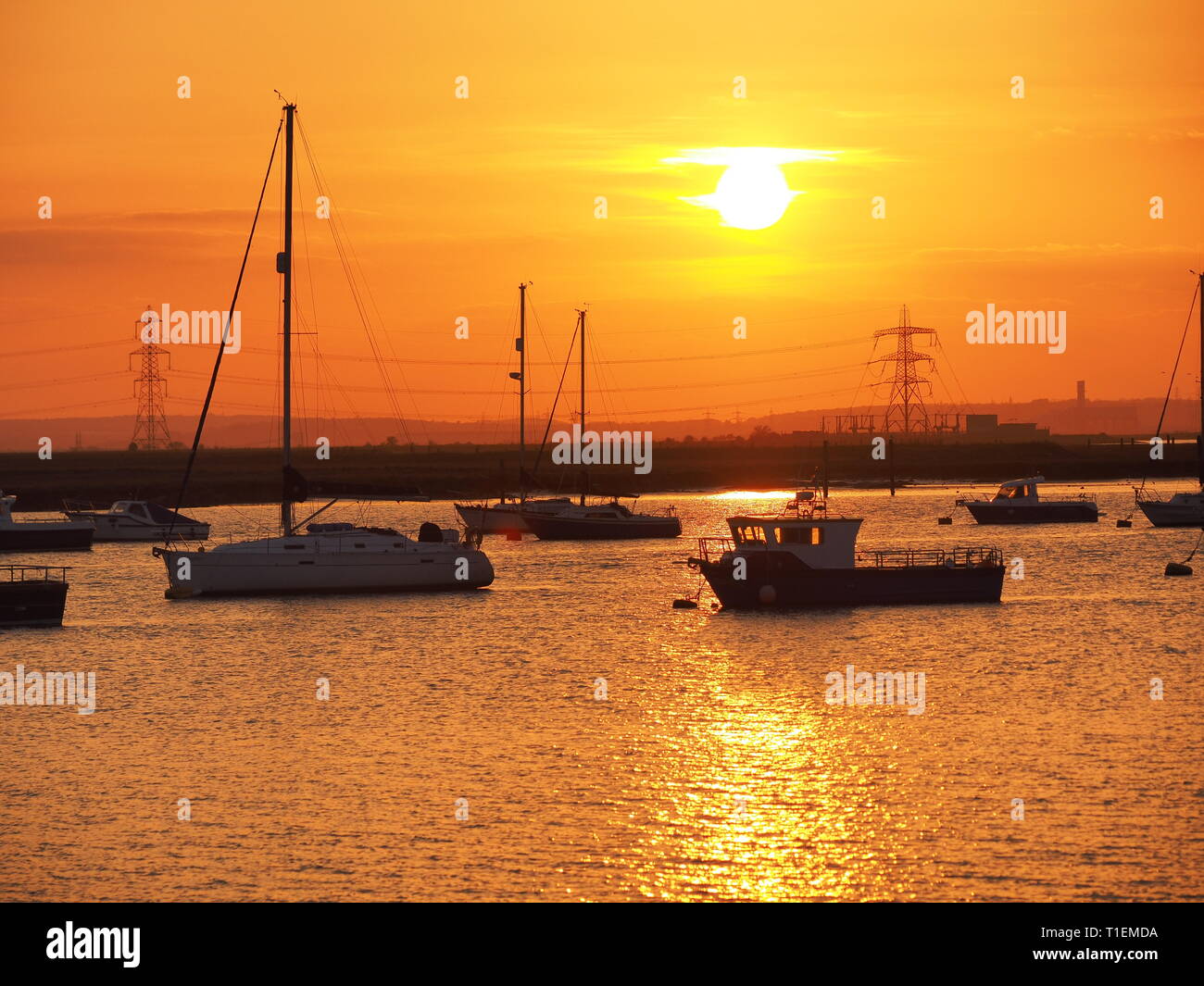 Queenborough, Kent, Regno Unito. 26 marzo, 2019. Regno Unito Meteo: questa sera al tramonto dorato in porto Queenborough Kent. Credito: James Bell/Alamy Live News Foto Stock