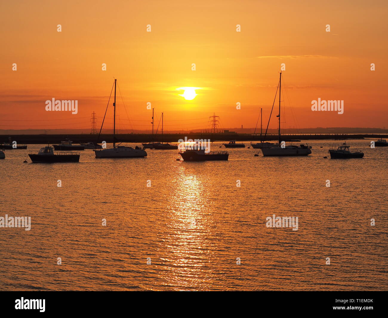 Queenborough, Kent, Regno Unito. 26 marzo, 2019. Regno Unito Meteo: questa sera al tramonto dorato in porto Queenborough Kent. Credito: James Bell/Alamy Live News Foto Stock