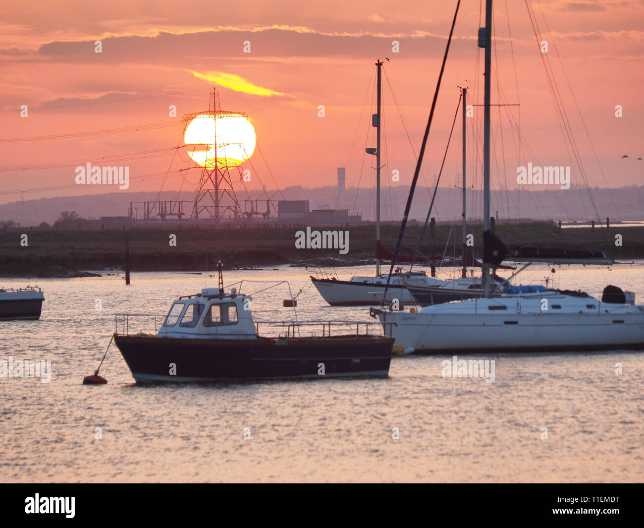 Queenborough, Kent, Regno Unito. 26 marzo, 2019. Regno Unito Meteo: questa sera al tramonto dorato in porto Queenborough Kent. Credito: James Bell/Alamy Live News Foto Stock