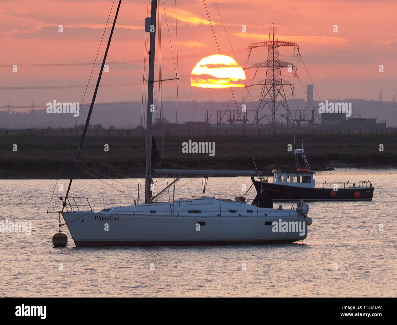 Queenborough, Kent, Regno Unito. 26 marzo, 2019. Regno Unito Meteo: questa sera al tramonto dorato in porto Queenborough Kent. Credito: James Bell/Alamy Live News Foto Stock