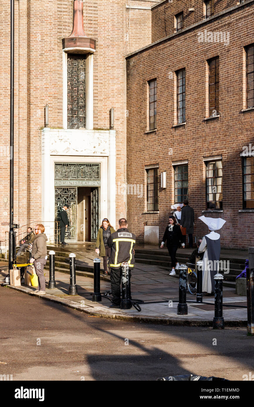 Crouch End, Londra, Regno Unito. Il 26 marzo 2019. Un equipaggio di produzione film una scena per 'Pennyworth', un imminente American Drama serie TV con i primi anni di vita di Batman ha fedeli butler Alfred. L'art deco town hall è un luogo molto popolare per film e produzioni TV. Credito: Michael Heath/Alamy Live News Foto Stock