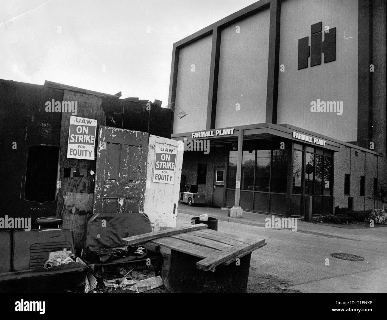 Isola di roccia, Illinois, Stati Uniti d'America. 22 apr. 1990. I trattori Farmall pianta durante il 1979-80 sciopero. Credito: Quad-City volte/ZUMAPRESS.com/Alamy Live News Foto Stock