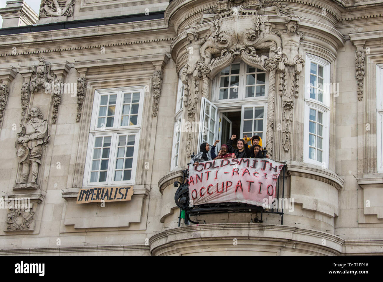 Londra, Regno Unito. 26 marzo, 2019. I manifestanti da orafi azione Anti-Rascist occupano l'edificio dopo un candidato nelle elezioni studentesche è stata sottoposta ad abusi razzisti, il gruppo sono esigenti che orafi, parte dell'Università di Londra, fare di più per affrontare il razzismo sul campus. David Rowe/Alamy Live News. Foto Stock