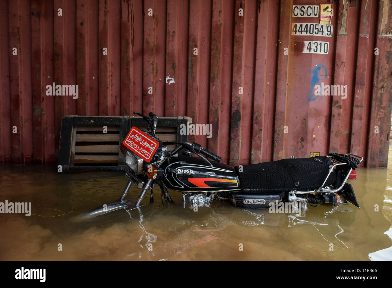 Shiraz, Iran. 26 mar 2019. Il secondo giorno di heavy rain e inondazioni di Shiraz ha causato danni in varie parti della città di Shiraz, far provincia, Iran, giovedì 25 marzo, 2019. Il danno maggiore è stato nelle case dei Saadi distretto di Shiraz. Le case sono state riempite con inondazione e molte case sono fuori di accesso e non compatibili per vivere. Il livello di acqua nel distretto di Saadi è di circa 3 metri. Credito: Amin Bre/Alamy Live News Foto Stock