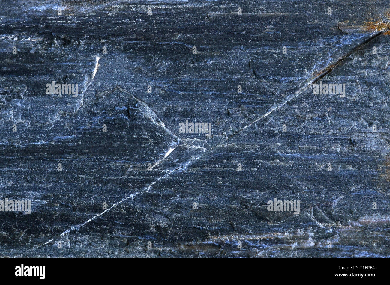 Blu scuro texture di ardesia su ardesia phyllite-roccia metamorfica sfondo trasformazione, vera pietra ardesia pattern, crack rock background pattern, ardesia s Foto Stock