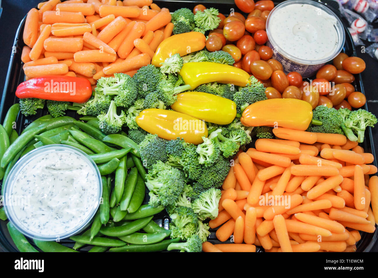 Miami Beach Florida, piatto, cibo, crudités, crudites, verdure crude, salsa cremosa, pepe, carota, broccoli, pomodori, pomodori, piselli a scatto, arancio, giallo, verde, lui Foto Stock