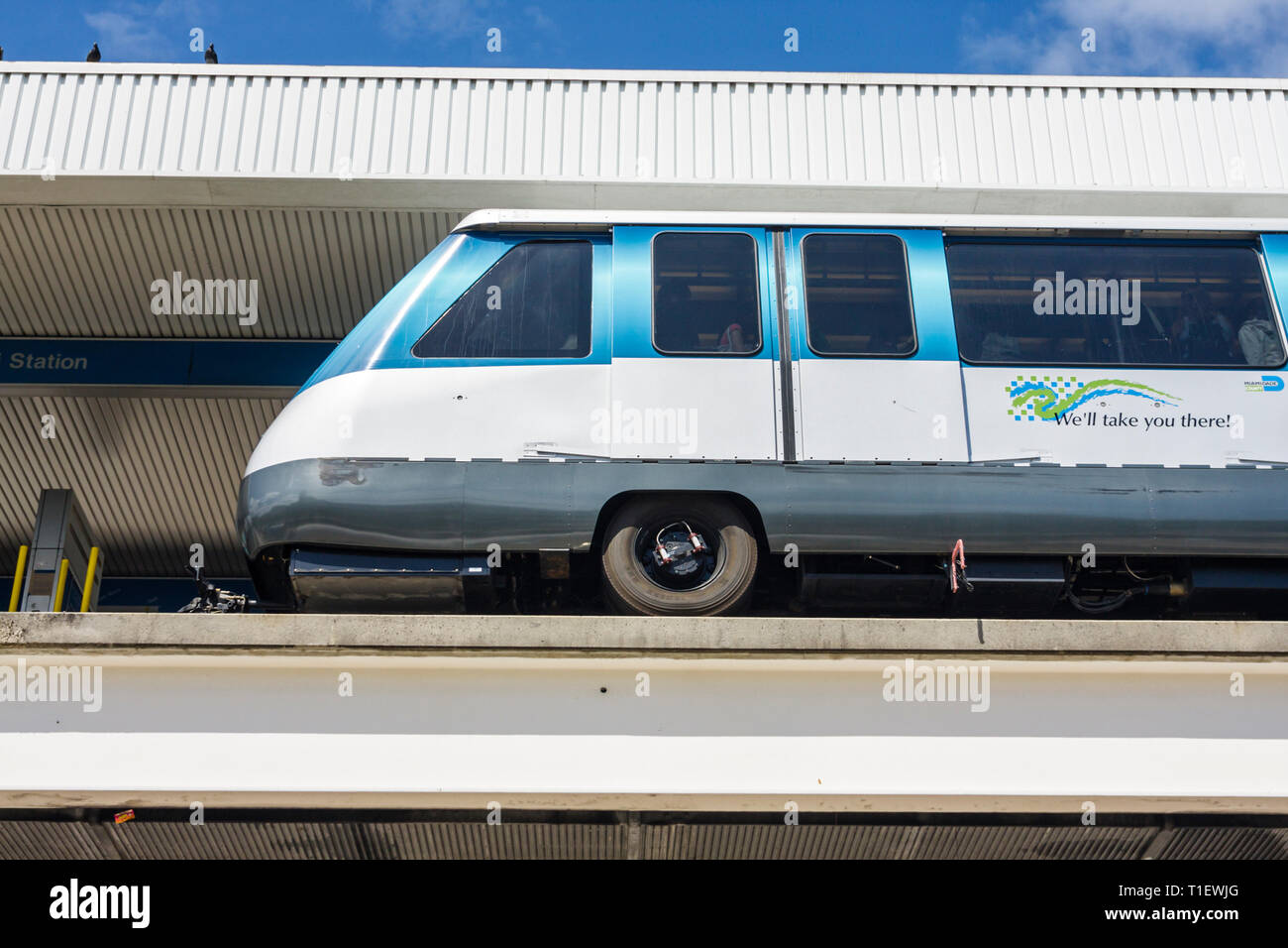 Miami Florida,Omni Station,Metromover,APM,Automated People mover,mass Transit,Elevated track,train,cart,basket,trolley,Bombardier CX 100 Vehicle,FL090 Foto Stock