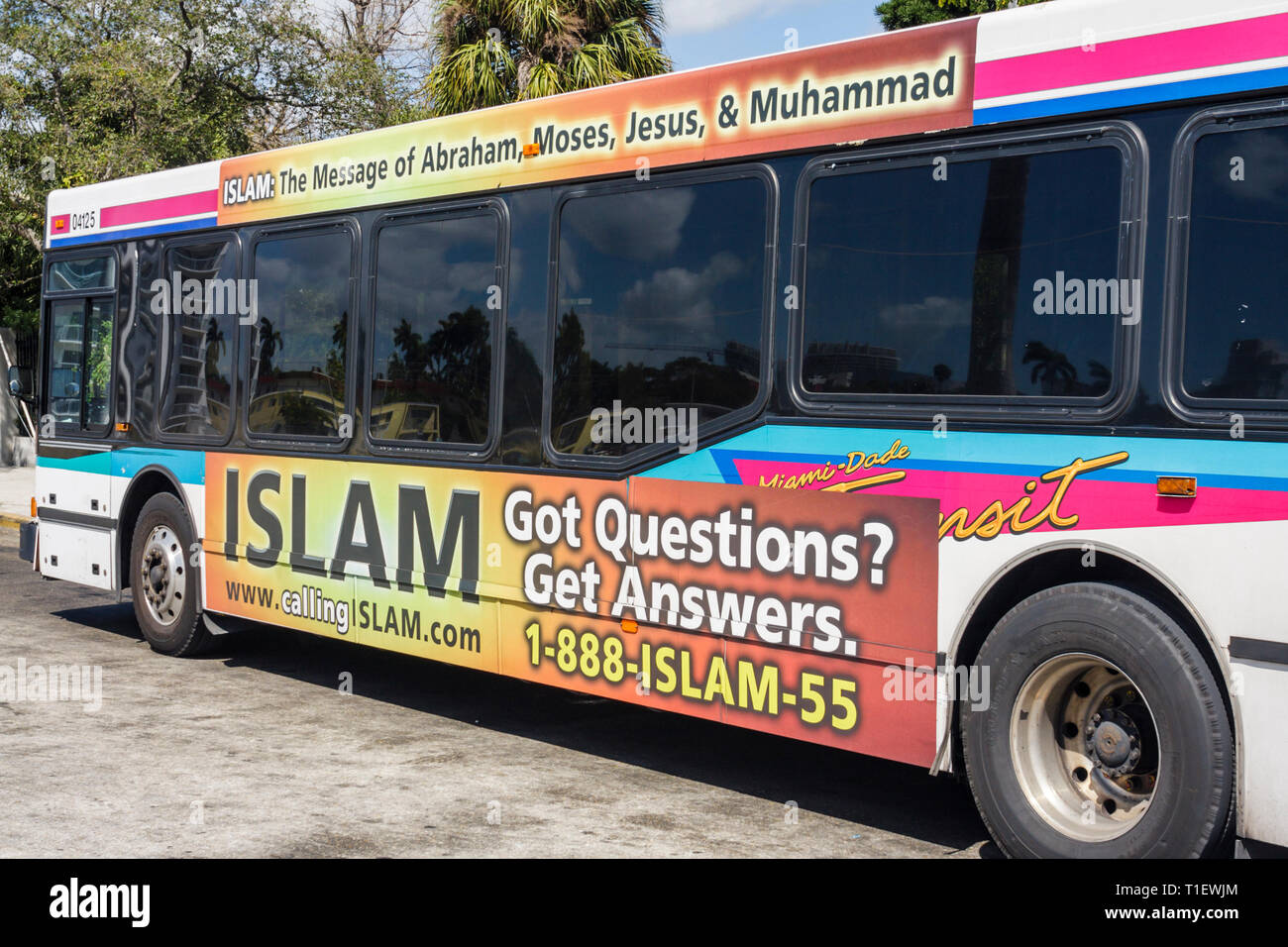 Miami Florida,Metrobus,trasporto di massa,autobus,pullman,pubblicità,annuncio,veicolo wrap,religione,religione,Islam,controverso,Muhammad,numero verde,recruitin Foto Stock