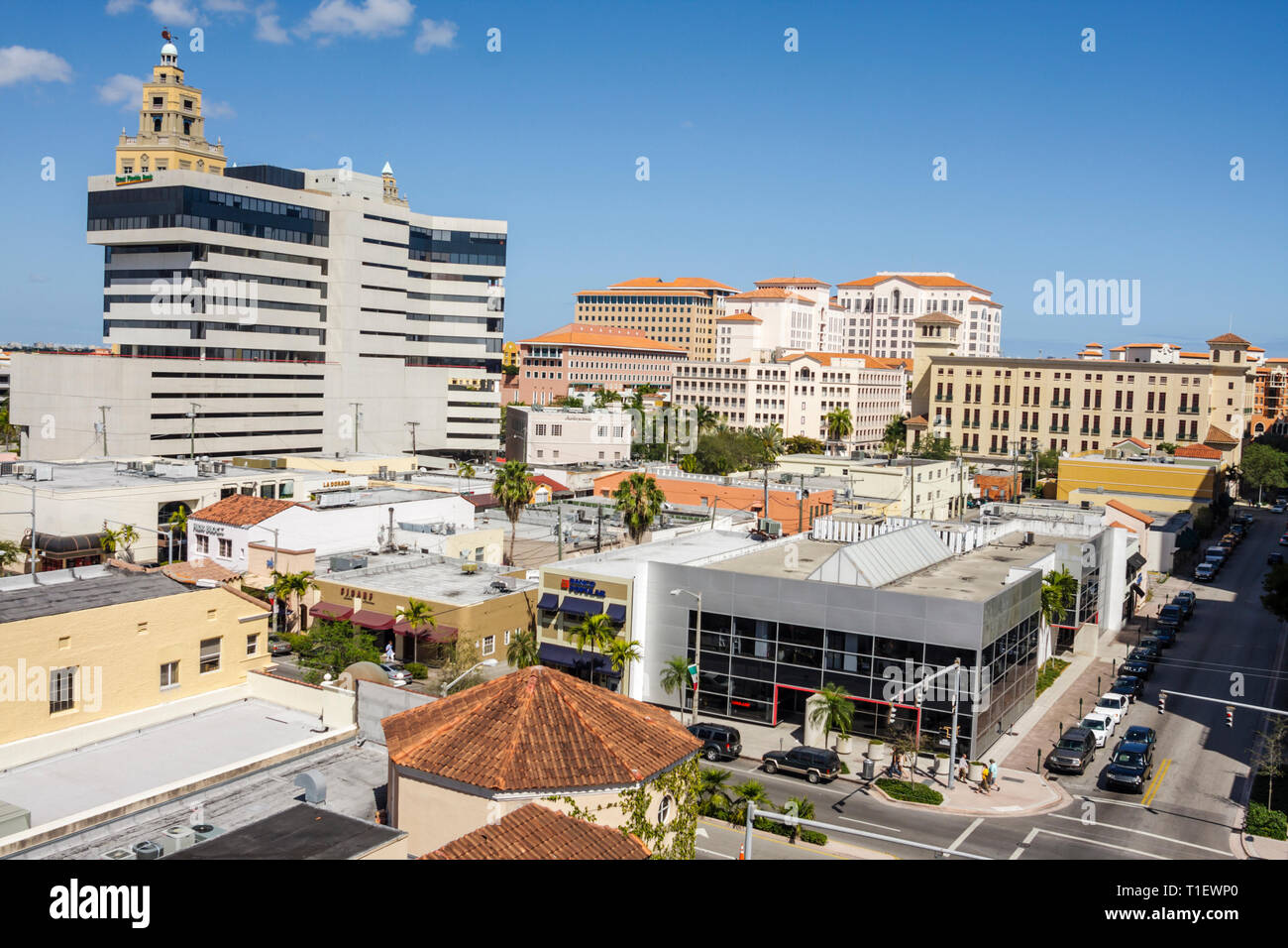 Miami Florida,Coral Gables,edifici,skyline della città,centro,centro,immobiliare commerciale,negozi,strada,skyline,angolo strada,tetto,negozio di apparecchi di illuminazione,automobili, Foto Stock