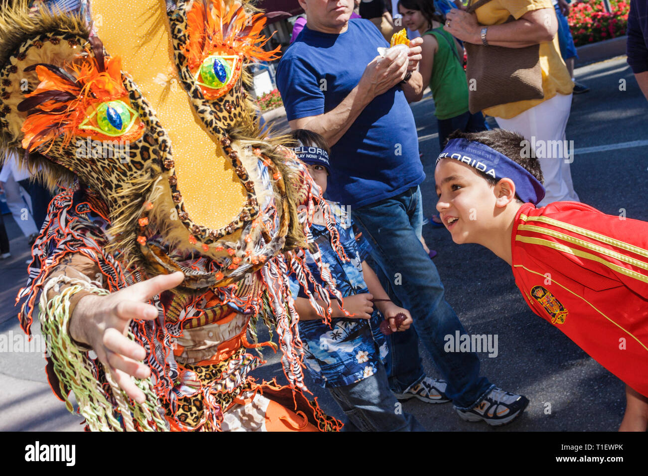 Miami Florida, Coral Gables, Coral Way, Miracle Mile, carnevale, Carnevale sul miglio, fiera di strada, festival, ragazzi ispanici, maschio bambini bambini bambini Yo Foto Stock