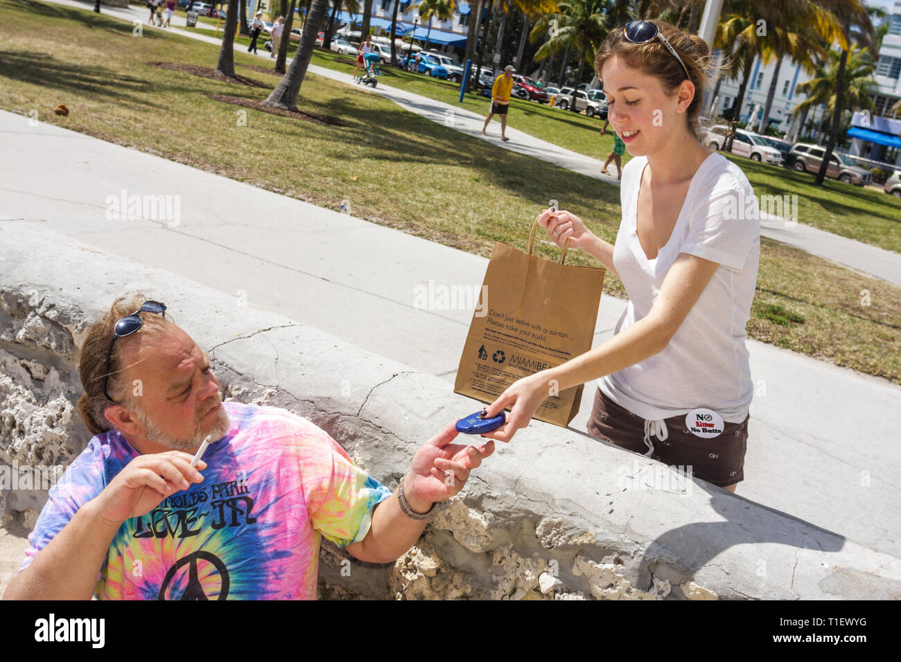 Miami Beach Florida,Lummus Park,No litter No Butts,biodegradabile cestino,posacenere portatile,inquinamento,pulizia,consapevolezza,attivista,uomo uomini maschio,ragazza g Foto Stock