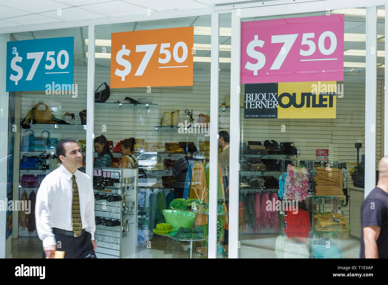 Miami Florida,Merchandise Mart,carriera,fiera del lavoro,negozio,Bijoux Terner,outlet,trattenitore,vetrina,adulti uomo uomo uomini maschi,a piedi,prezzi,insegna,logo,barg Foto Stock