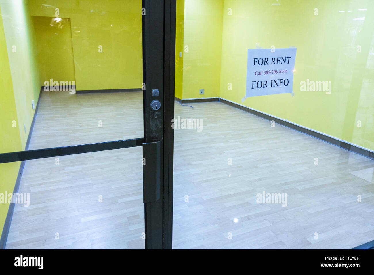 Miami Florida,Merchandise Mart,empty store,spazio commerciale,in affitto,economia,crisi economica,visitatori viaggio viaggio turismo turistico punto di riferimento l Foto Stock
