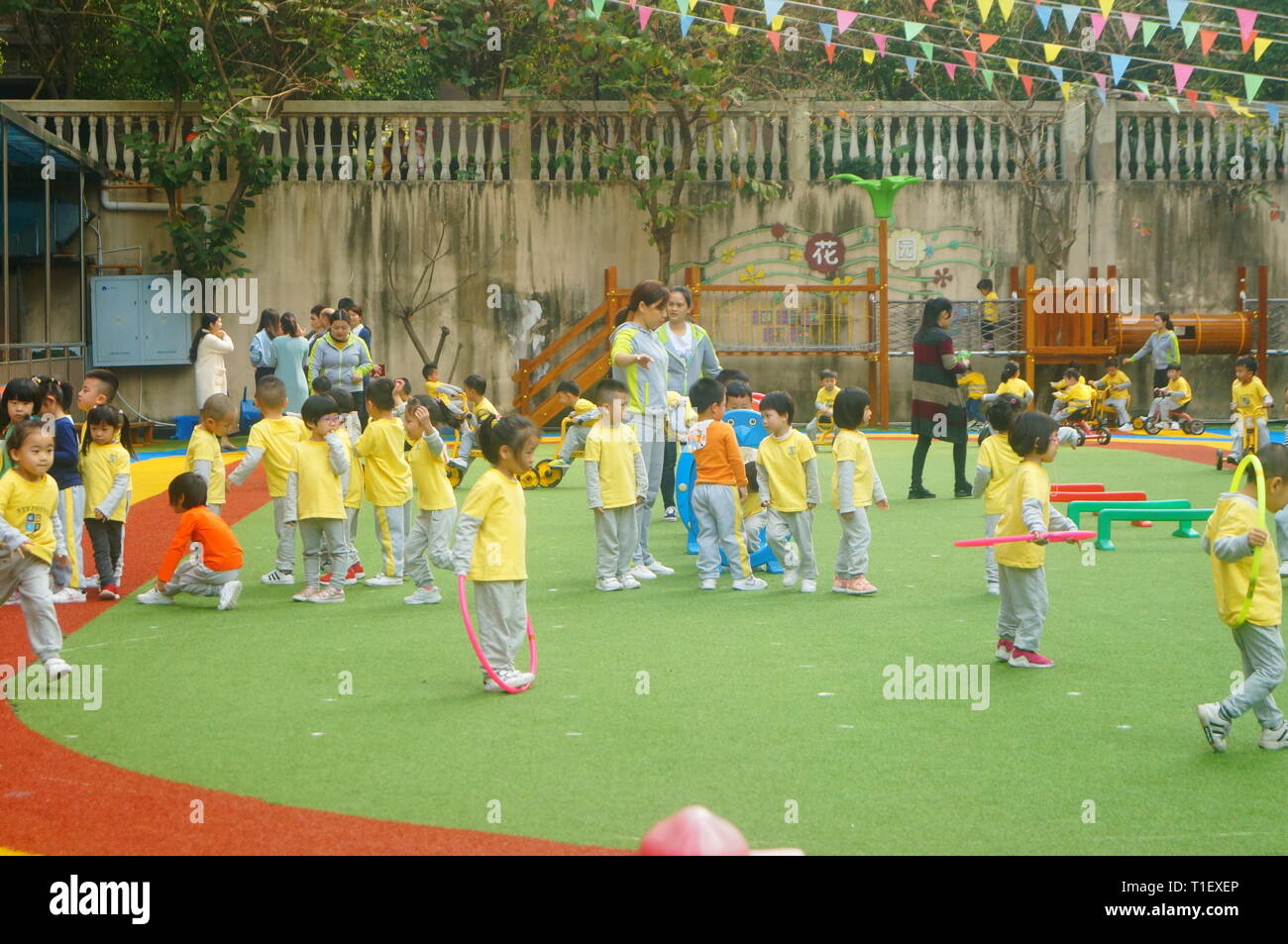 Shenzhen, Cina: asilo i bambini sono godendo di educazione fisica classe Foto Stock