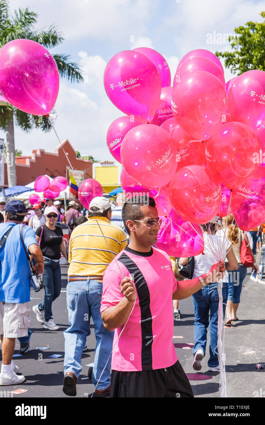 Miami Florida,Little Havana,Calle Ocho,festival,fiera di strada,ispanica T Mobile,azienda,prodotto,annuncio,pubblicità,annuncio,mercato di nicchia,demografico,promozionale m Foto Stock