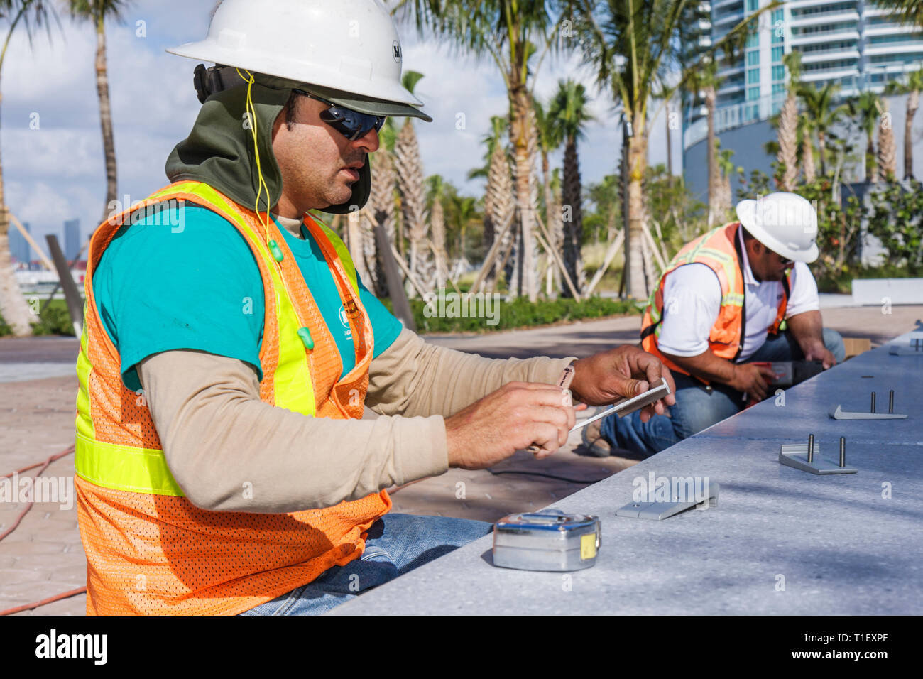 Miami Beach Florida, South Pointe Park Point ristrutturazione pubblica, uomo ispanico uomini maschio, lavoratore, lavoratori, lavoro, lavoro, dipendenti lavoratori dipendenti personale, nastro mea Foto Stock