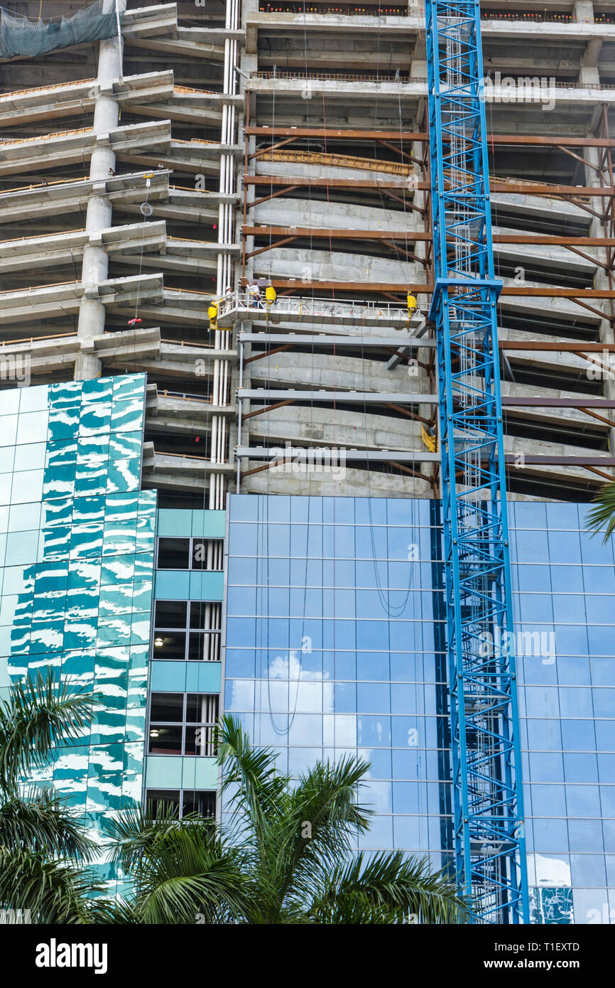 Miami Florida,sotto nuovo cantiere cantiere costruzione costruttore,progetto,costruzione,architettura gru,grattacielo,ufficio edificio,piattaforma aerea,uomini,lavoratori, Foto Stock