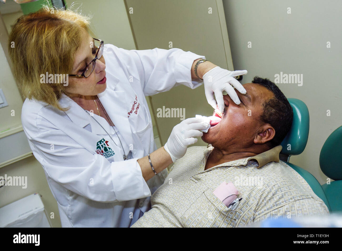 Miami Florida,Liberty City,Jessie Trice Community Health Center,salute orale,fiera,assistenza gratuita,esame,volontari volontari volontari volontari lavoratori del lavoro, Foto Stock