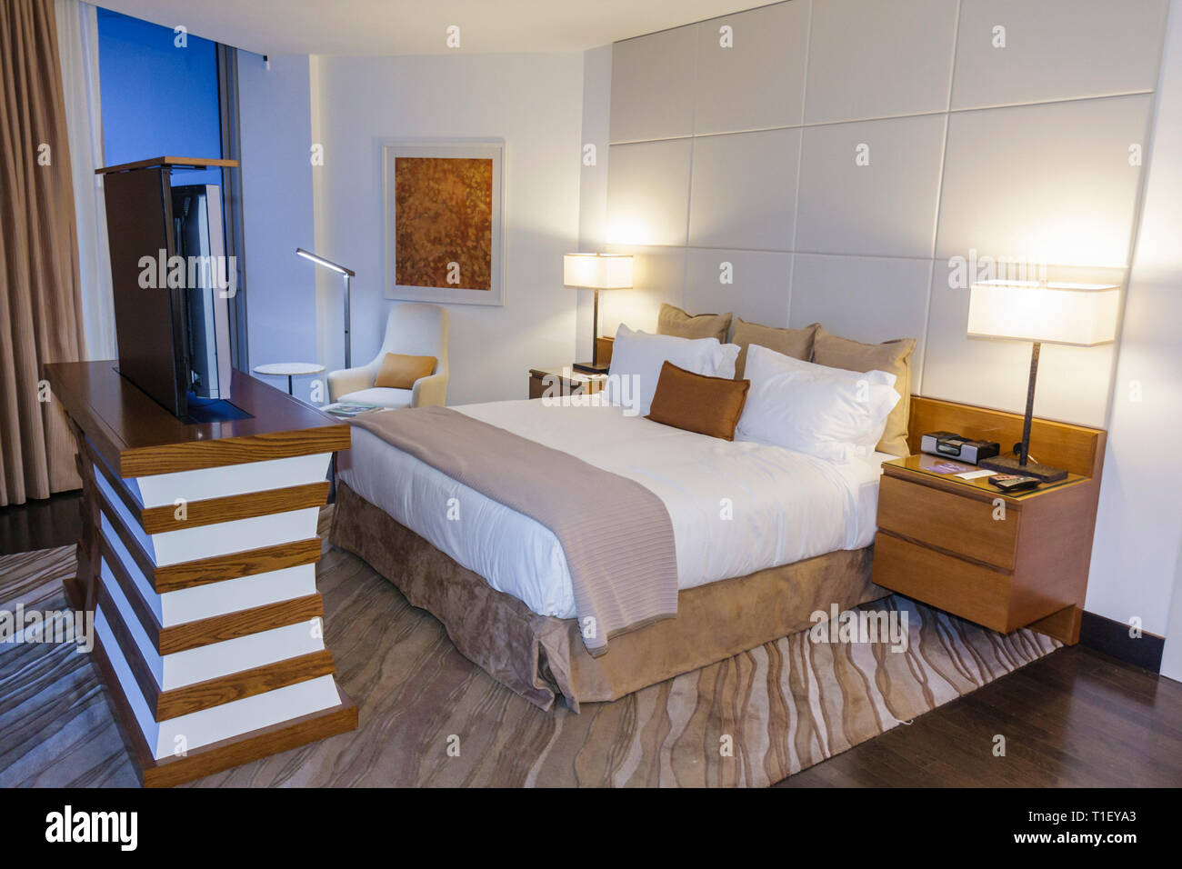 Miami Florida,Epic,hotel,lusso,boutique,alloggio,ospitalità,camera,letto,lampade,tavolini,TV a schermo piatto,arredamento moderno,design d'interni,FL090322068 Foto Stock