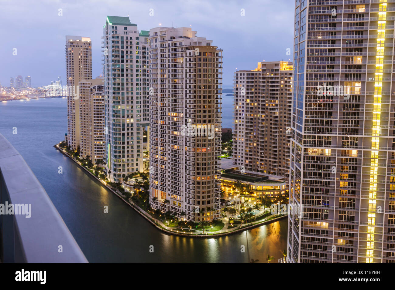 Miami Florida, Brickell Key, vista da Epic, hotel, edifici, skyline della città, condomini, grattacieli, grattacieli alti grattacieli costruire edifici ci Foto Stock