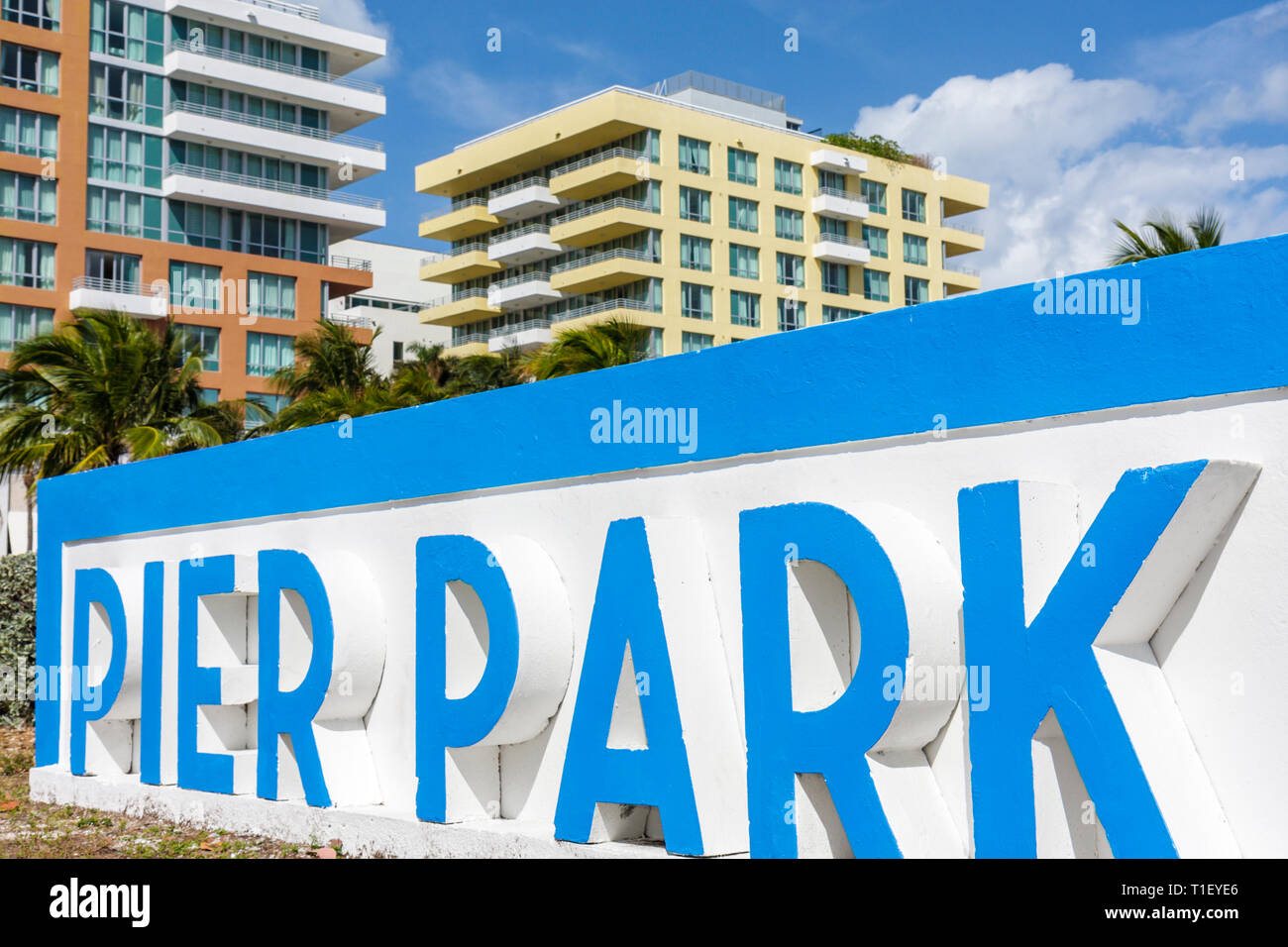 Miami Beach Florida, Ocean Drive, cartello, Pier Park, cemento, lettere, blu, bianco, Hilton Bentley South Beach, lusso, hotel, edificio, grattacielo alto Foto Stock