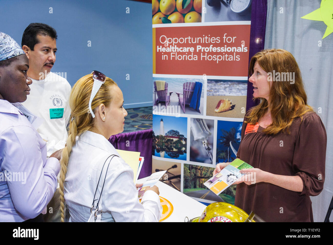 Miami Beach Florida,Miami Beach Convention Center,centro,assistenza sanitaria,carriera,fiera del lavoro,espositore di carriera,reclutatore,occupazione,economia,stand,stand,Black WO Foto Stock