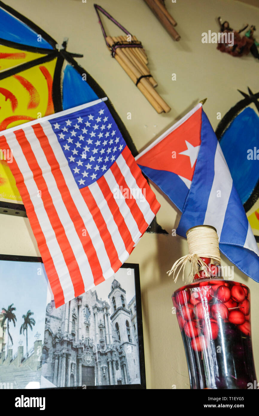 Miami Florida,Little Havana,Calle Ocho,cafe,ristorante ristoranti cibo mangiare fuori cafe cafe bistrot,decor,interior design,americano,cubano,bandiere Foto Stock