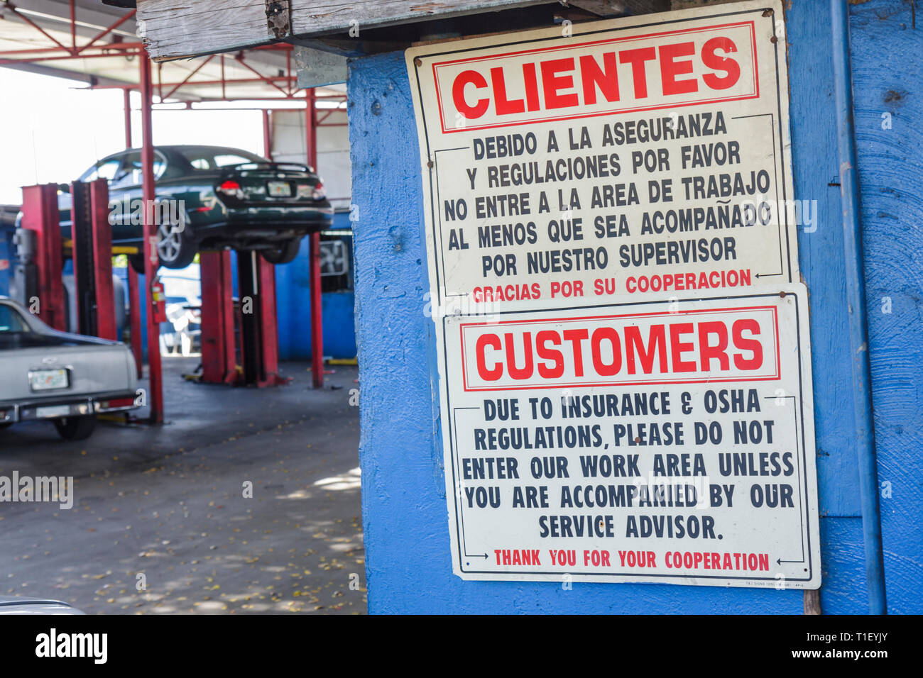 Miami Florida, meccanico riparazione auto garage, segno inglese spagnolo lingue bilingue, restrizioni area di lavoro, non entrare OSHA insur Foto Stock
