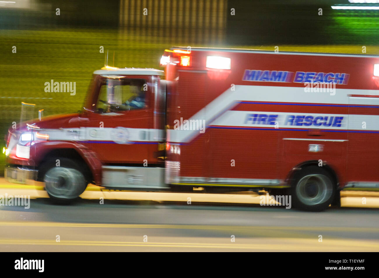 Miami Beach Florida,Dipartimento di soccorso antincendio,camion,veicolo,velocità,emergenza,EMS,soccorritore,salvavita,fretta,paramedici,trauma,cure mediche avanzate,vi Foto Stock