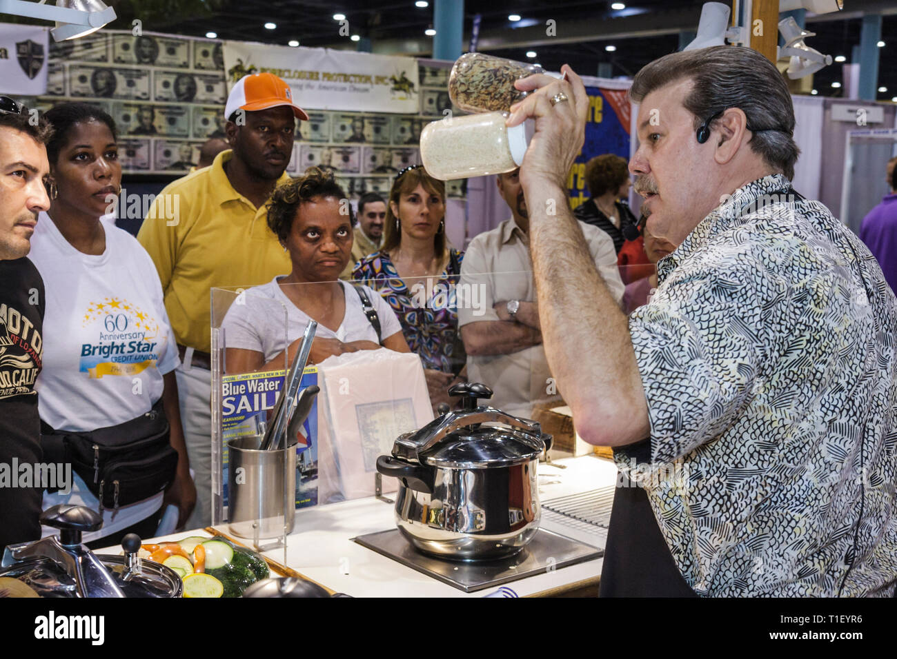 Miami Beach Florida, Miami Beach Convention Center, Spring Home Design e spettacolo di ristrutturazione, espositore, shopping shopper shopping negozi mercati di mercato Foto Stock
