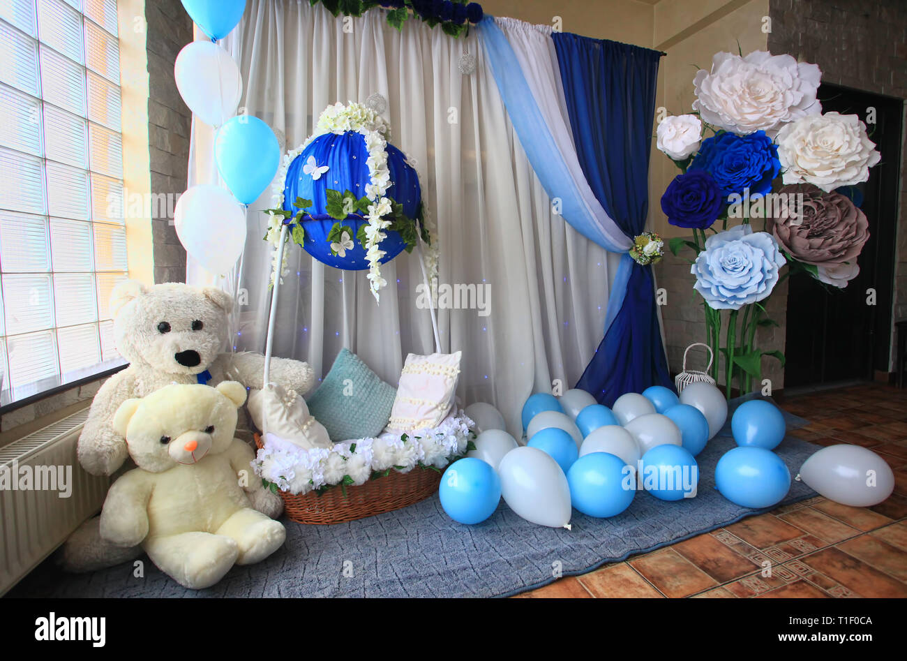 Buon compleanno decorazione per il bambino in camera con i giocattoli e baloons Foto Stock