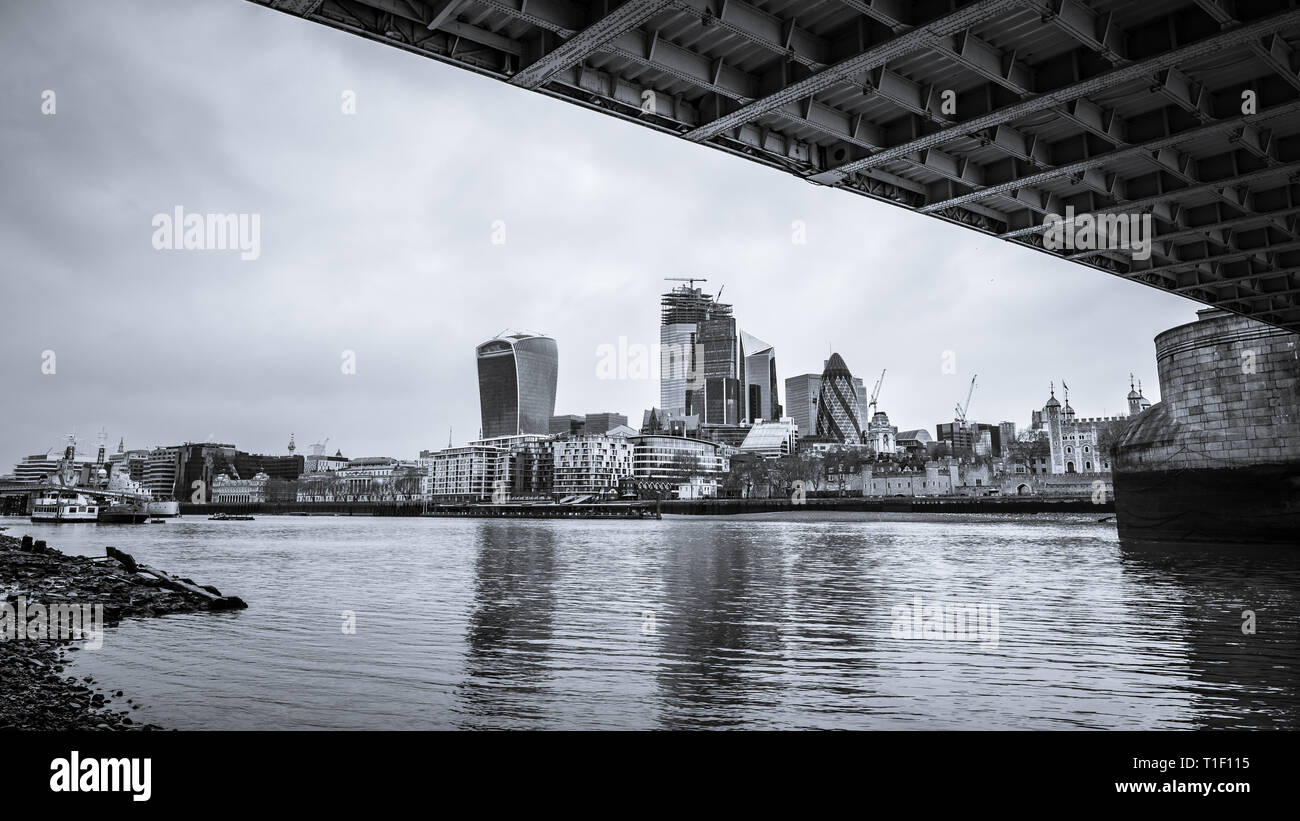 Londra, UK: Città di Londra vista da sotto il Tower Bridge. Foto Stock