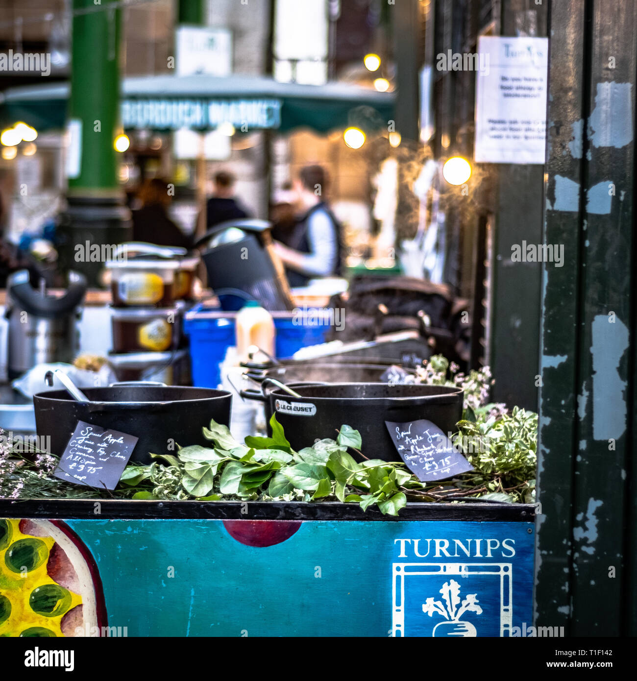 London, Regno Unito: un cibo di strada in stallo Borough Market, uno dei più popolari street food a Londra. Foto Stock