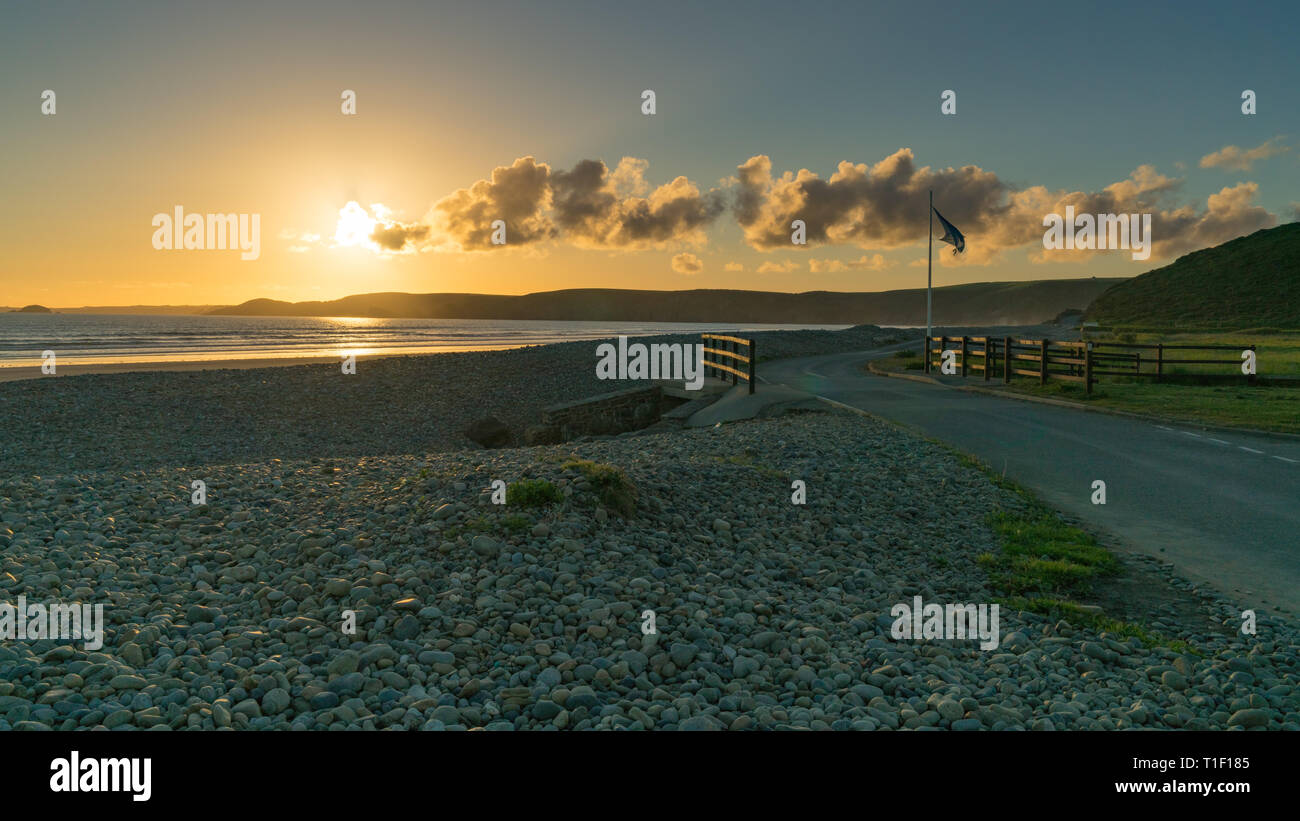 Luce della Sera sulla spiaggia Newgale, Pembrokeshire, Dyfed, Wales, Regno Unito Foto Stock