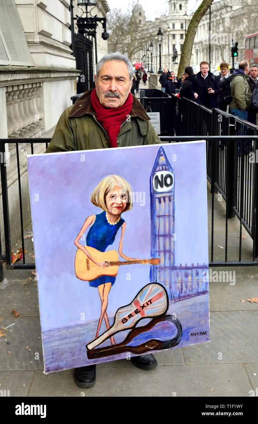 Kaya Mar - Turco fumettista politico - al di fuori di Downing Street con la sua nuova pittura Brexit di PM Theresa Maggio 13 Marzo 2019 Foto Stock