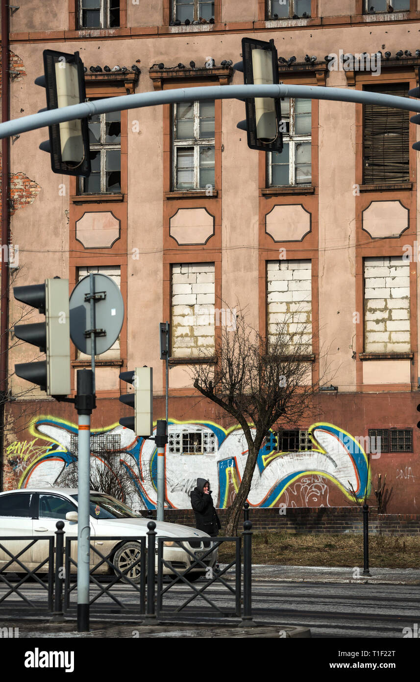 28.02.2018, Bytom Affitto, Slesia, Polonia - facciata di un vuoto edificio commerciale nel centro della citta'. 00A180228D069CAROEX.JPG [modello di rilascio: NO, la proprietà R Foto Stock